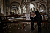 
A Qaraqosh, Iraq, abouna Yako piange nella sua chiesa profanata, la chiesa di san Behnam e sorella Marta Sarah