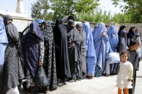 Mogli afghane in attesa di entrare nella prigione maschile, per parlare con i propri mariti- Herat