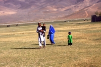 Una famiglia percorre i campi nella Valle del Mushai, Afghanistan