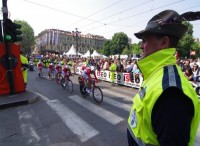 Il Giro d'Italia rende omaggio agli alpini
