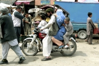 Afghanistan, Herat: famiglia in giro per la città