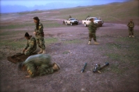 Soldati afghani si raccolgono per la preghiera