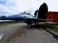 Immagine suggestiva dell'F-16 Fighting Falcon esposto nel Museo storico dell'Aeronautica a Vigna di Valle