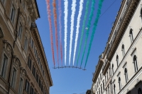 Immagine suggestiva delle Frecce Tricolori su Roma