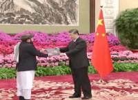  Il presidente cinese Xi Jinping ha accettato la lettera di credenziali di Mawlavi Asadullah. (Da //pajhwok.com)