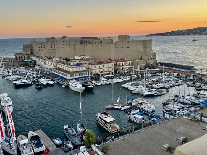 Napoli premia l'equipaggio, il 2027 giudicherà l'industria